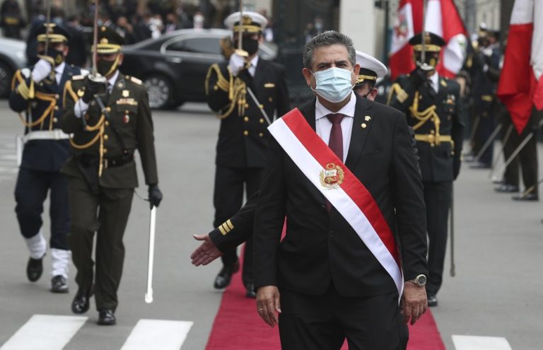 Perú: En medio de protestas, Manuel Merino jura como nuevo Presidente