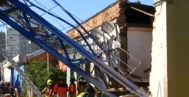 Grúa pluma cae sobre casas en Independencia: operador logra ser rescatado