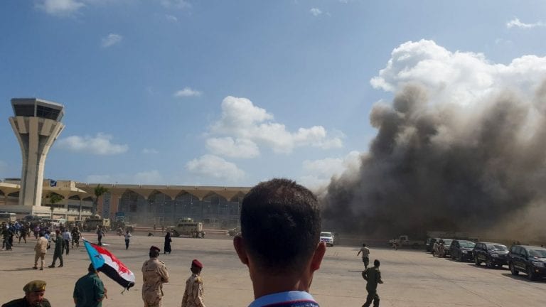 Gobierno de Yemen acusa a Irán por el sangriento ataque en aeropuerto de Adén