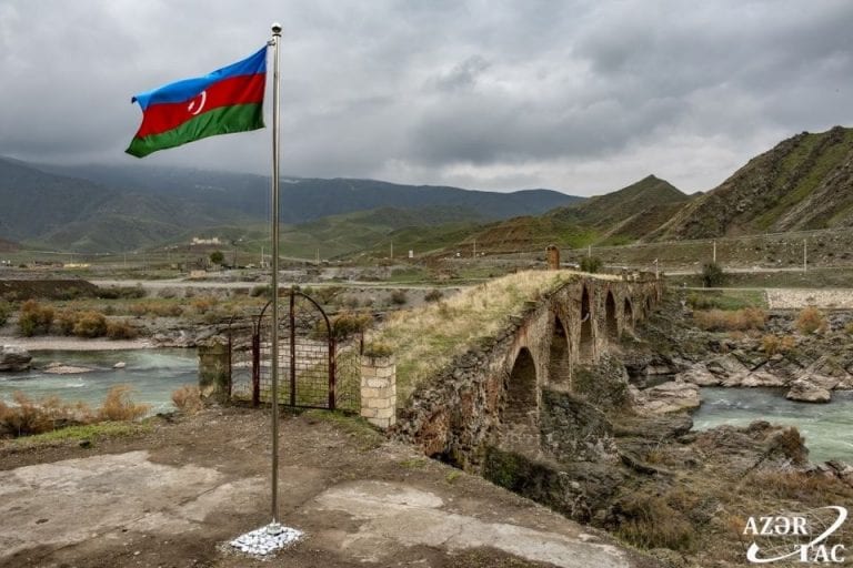 Azerbaiyán denuncia ataques a posiciones militares en la frontera con Armenia
