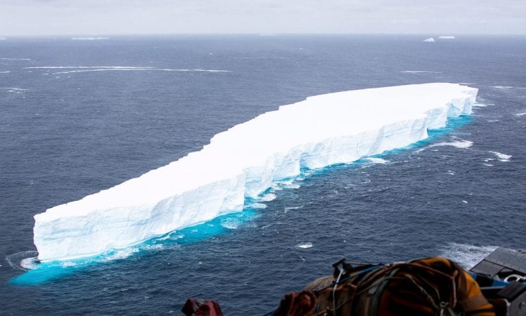 El gigantesco iceberg A68A se rompe en dos y sigue navegando hacia Georgia del Sur