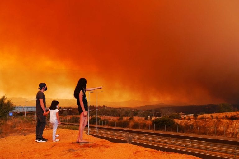 Incendio forestal amenaza con arrasar casas en Quilpué y ordenan evacuación urgente