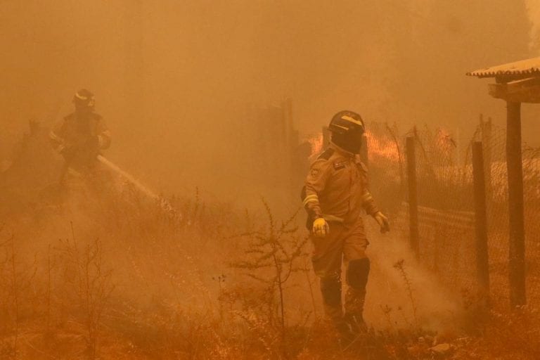 Dos incendios en Valparaíso continúan activos, consumiendo más de 2.000 hectáreas