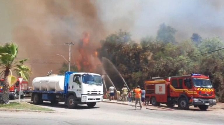 Onemi declara Alerta Roja para la comuna de Monte Patria por gigantesco incendio forestal