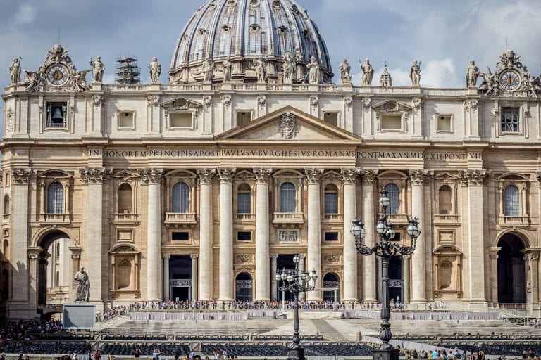 El Vaticano empezó a vacunar contra el coronavirus a personas sin techo