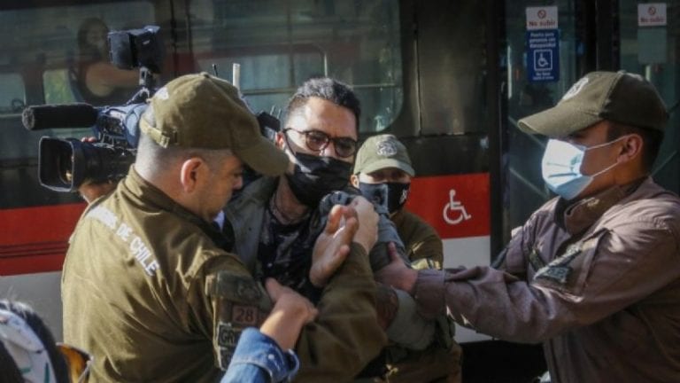 Colegio de Periodistas condena detención de camarógrafo de CNN Chile