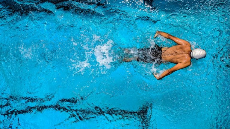Tome precauciones para evitar la otitis del nadador