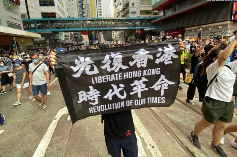 China le pone la lápida a la agonizante democracia en Hong Kong