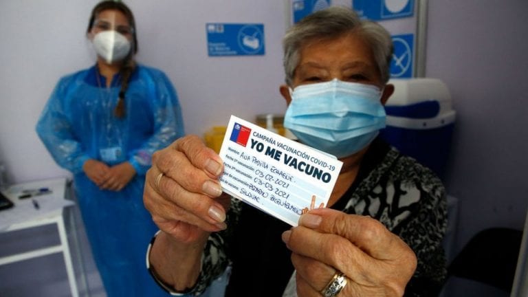 Así se ve desde Europa la vacunación contra el coronavirus en América Latina: Problemas de suministro y equidad. Chile lidera en vacunación y acaparamiento