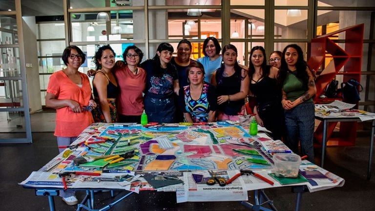 Biblioteca de Santiago invita a mujeres a escribir sus relatos de pandemia