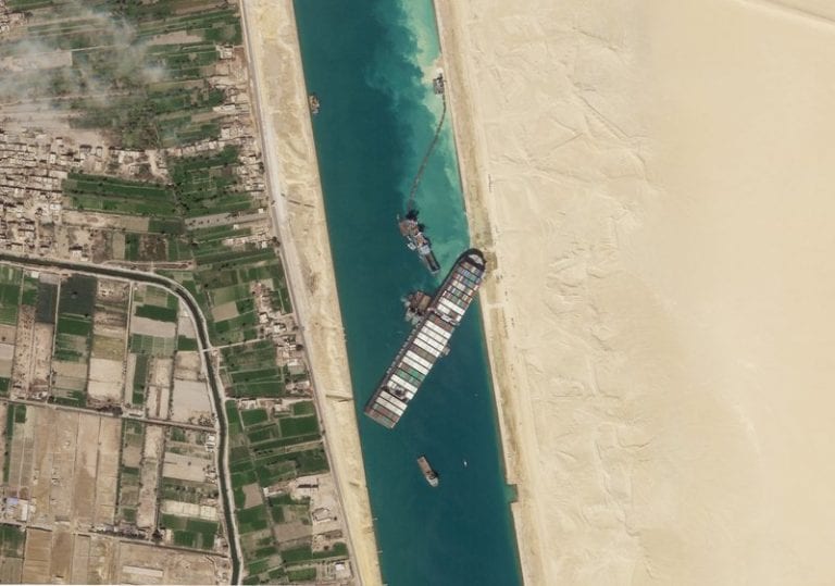 Egipto: Reflotan parte del Ever Given, que sigue varado en Suez