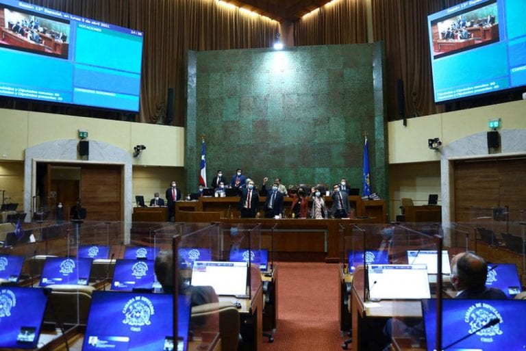 Cámara despachó proyecto de Bono Clase Media tras intensa negociación con el Gobierno y Piñera lo promulgará en las próximas horas