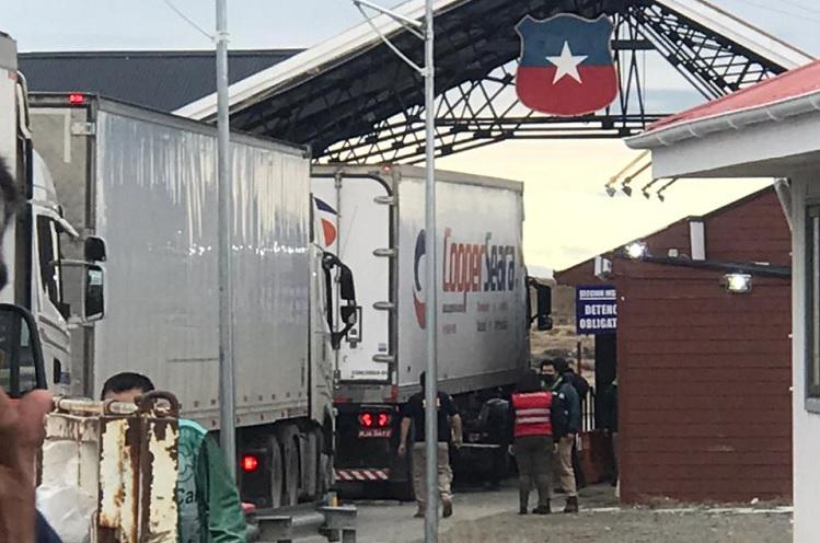 Argentina se victimiza por sus camioneros varados en Chile por movilizaciones en Neuquén que mantienen a camiones chilenos y de otros países inmovilizados