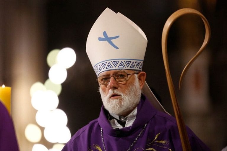 Luego que la Iglesia Católica reclamara por prohibir misas, arzobispo de Santiago da positivo para Covid