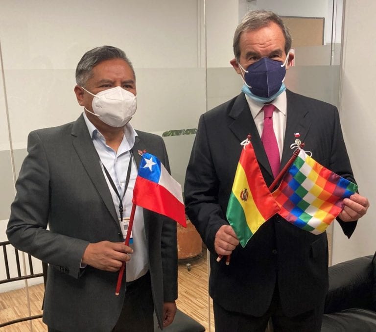 Con banderitas incluidas, canciller Allamand se reúne con su par boliviano durante el cambio de mando presidencial en Ecuador
