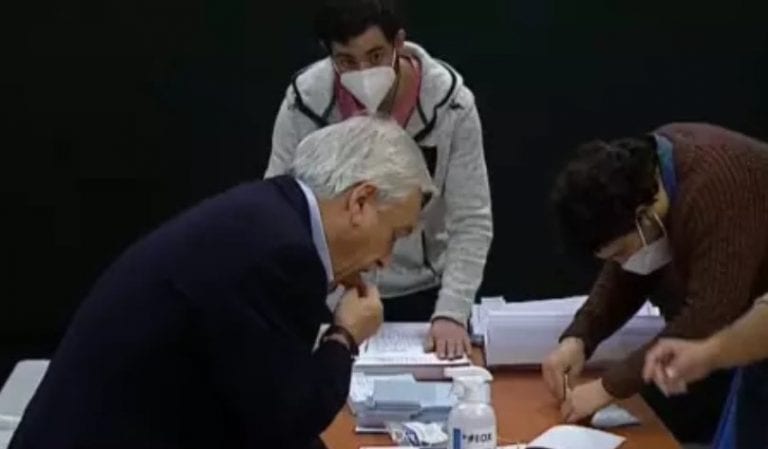 Piñera vota rompe el protocolo de la votación y dice que “estamos viviendo un clima de mucha confrontación”