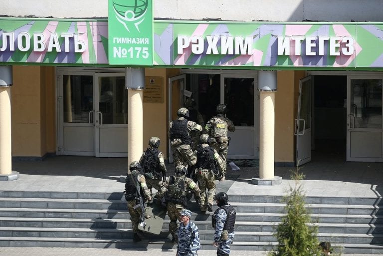Al menos nueve muertos en tiroteo en escuela en Kazán