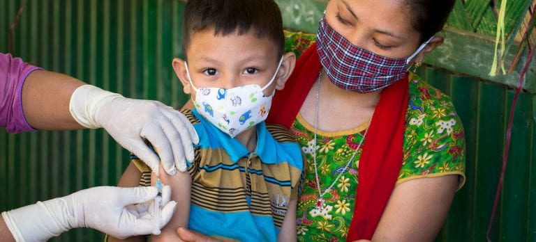 ONU advierte: Antes de abandonar las mascarillas, hay que disminuir la transmisión del coronavirus