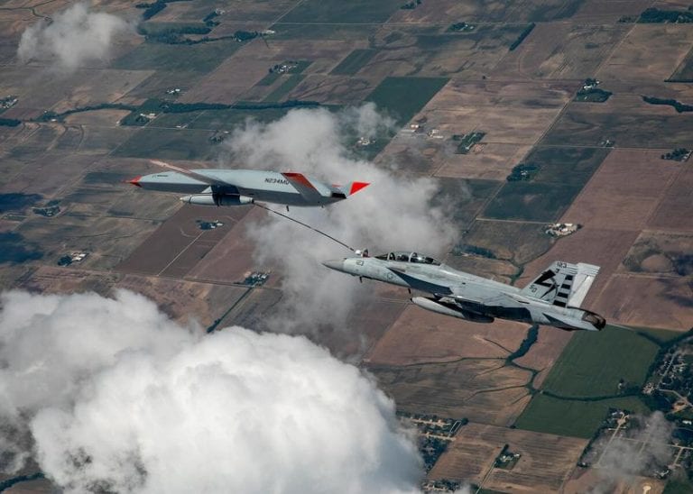EE.UU. prueba con éxito reabastecimiento entre un avión de combate tripulado y un UAV tanquero