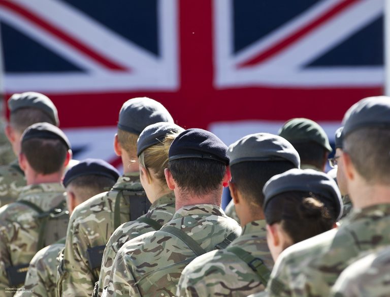 Escándalo de seguridad en el Reino Unido: Documentos clasificados de Defensa son “olvidados” en una parada de autobús