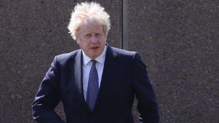 Bebé con frondosa cabellera rubia es confundido con el primer ministro de Reino Unido