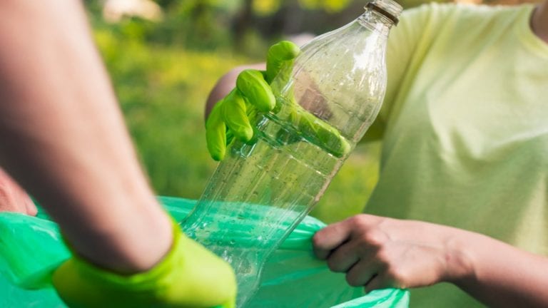 Día Mundial del Medioambiente: Empresa lidera el reciclaje de plástico para darle vida eterna a desechos