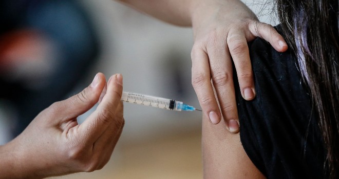 Minsal inicia estudios para determinar si se aplica una tercera dosis de vacuna contra el Covid