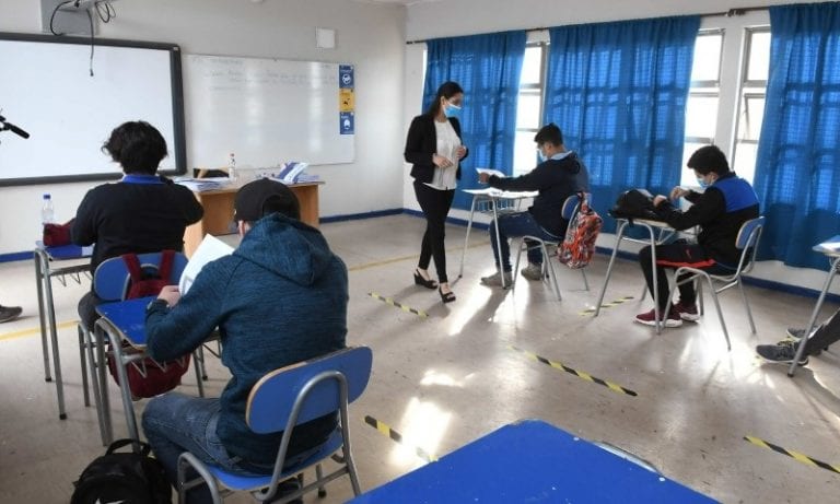 Fundación Santiago pide no volver a clases presenciales y acortar la brecha digital en colegios