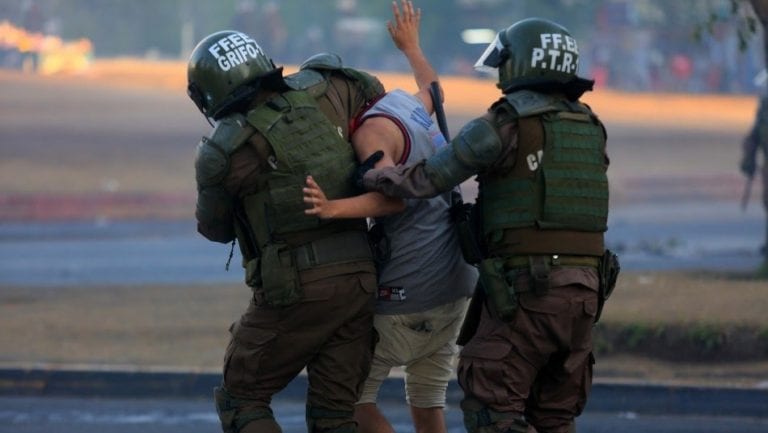 Suprema avala uso de policías “intramarchas” para estallido social y confirma condenas por lanzamiento de molotov