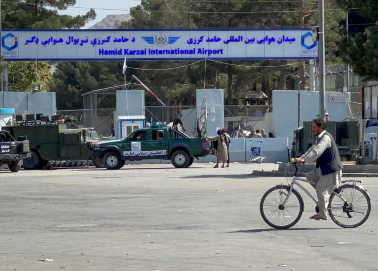Afganistán: Talibanes cierran aeropuerto de Kabul  y puente aéreo de rescate es incierto