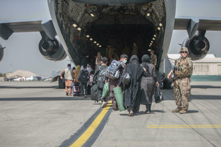 El último avión estadounidense salió de Afganistán tras casi 20 años de ocupación en el país