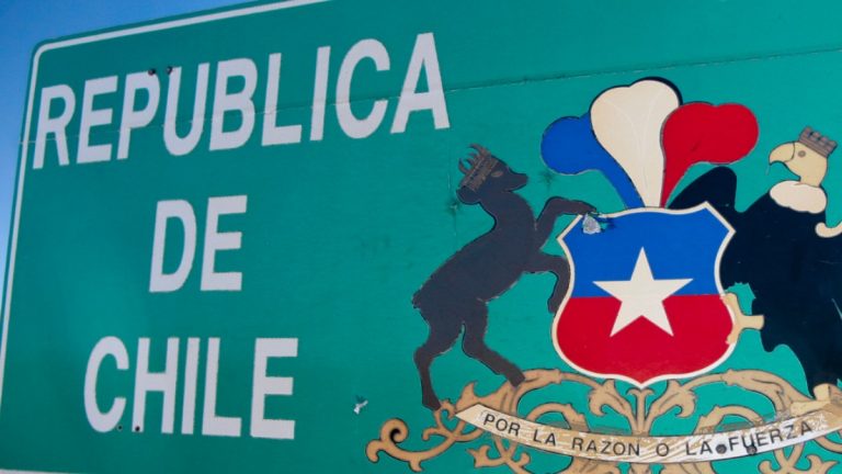 Experta advierte sobre el no funcionamiento del sistema de atención consular chileno en el extranjero