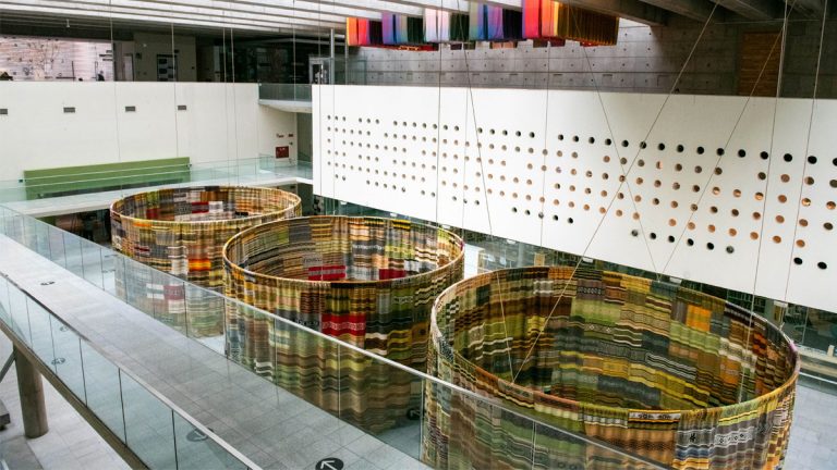 Centro Cultural La Moneda acoge exposición de casi 1.000 tejidos mapuche
