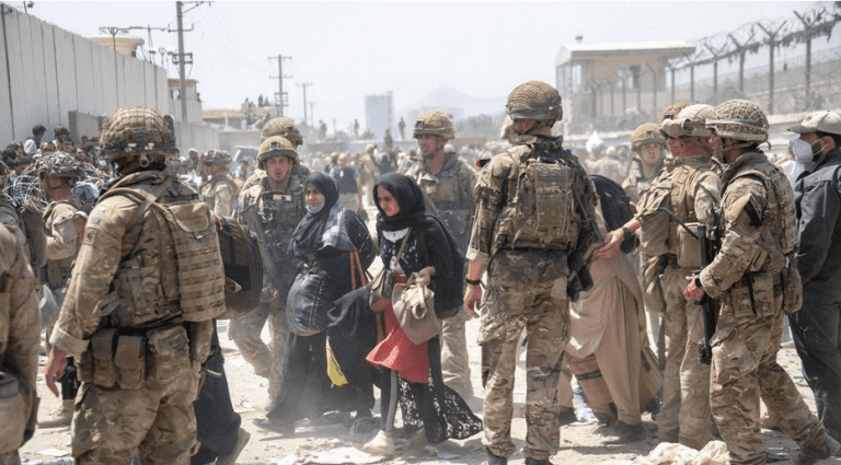 Sigue la crisis en Afganistán: Siete personas muertas en caos en aeropuerto de Kabul