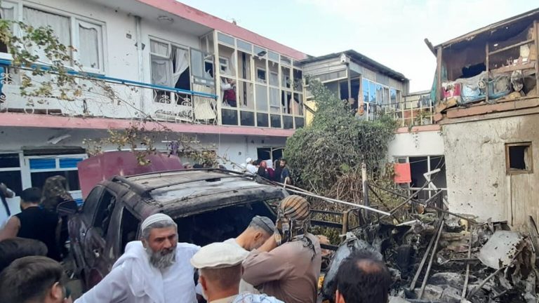 Afganistán: EEUU bombardea vehículo de presuntos extremistas en Kabul y denuncian muerte de 4 niños