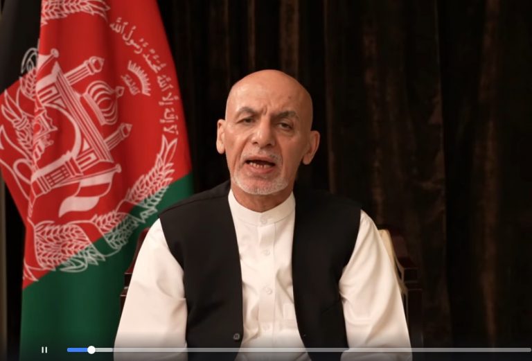 Pdte. de Afganistán que arrancó cuando llegaron los talibanes a Kabul ahora dice que regresará y culpa a los “políticos”