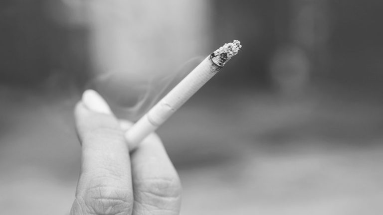 ¿Sabías que fumar puede provocar pérdida auditiva?