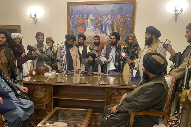 Afganistán: fin de la historia, Talibanes toman el poder y se instalan en el Palacio Presidencial en Kabul