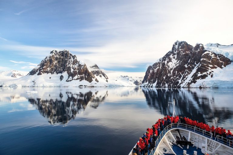 Empresa de cruceros de lujo deja Ushuaia por Punta Arenas y Puerto Williams para sus viajes a la Antártida