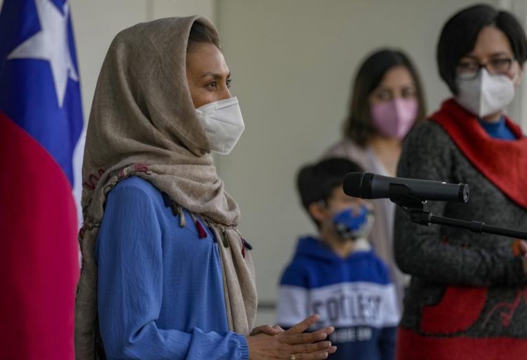 Prensa mundial destaca: Llega a Chile la primera refugiada afgana
