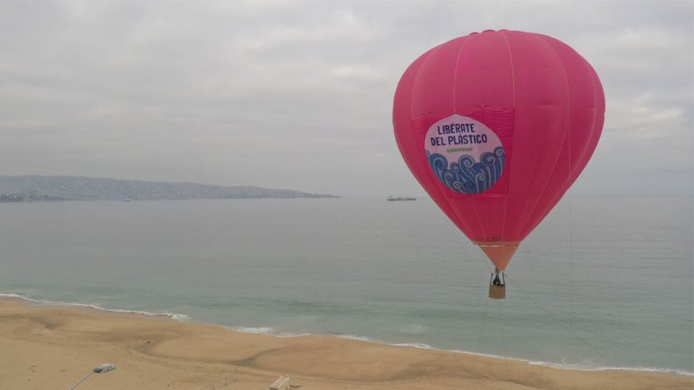 Greenpeace eleva  un globo aerostático para solicitar a los comercios un mayor control  en la comercialización de plástico