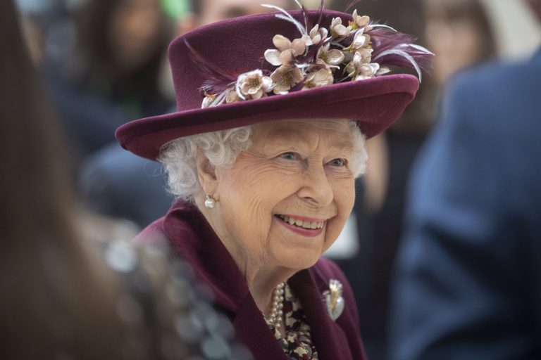 Palacio de Buckingham informa que SM la Reina Isabel deberá descansar durante dos semanas