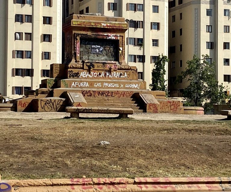 Consejo de Monumentos rinde totalmente la Plaza: Retirará los escombros del monumento al General Baquedano y el Ejército se lleva al “soldado desconocido”