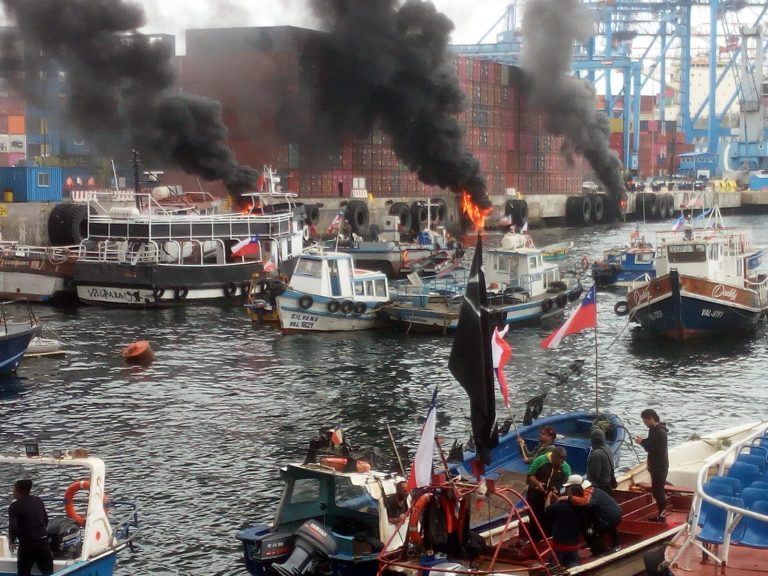 Pescadores artesanales protagonizan violentas protestas en el puerto de Valparaíso