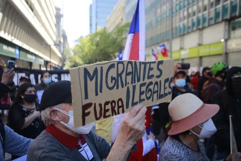 Nuevamente marcha en Iquique contra la migración, mientras en Santiago termina con violentos enfrentamientos