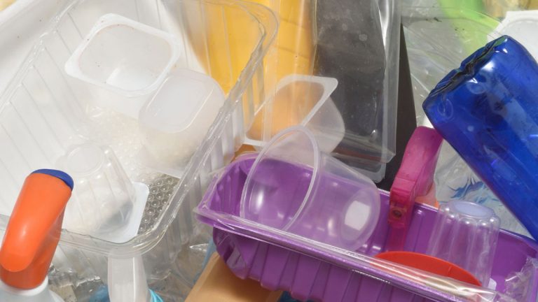 ¿Qué significan los números en los envases plásticos? Mira cómo reconocerlos para su reciclaje