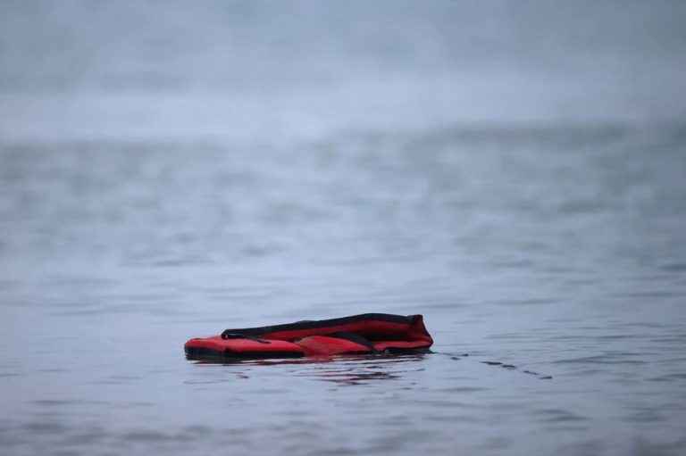 Tragedia en el Canal de la Mancha: mueren 31 migrantes al volcarse precaria embarcación