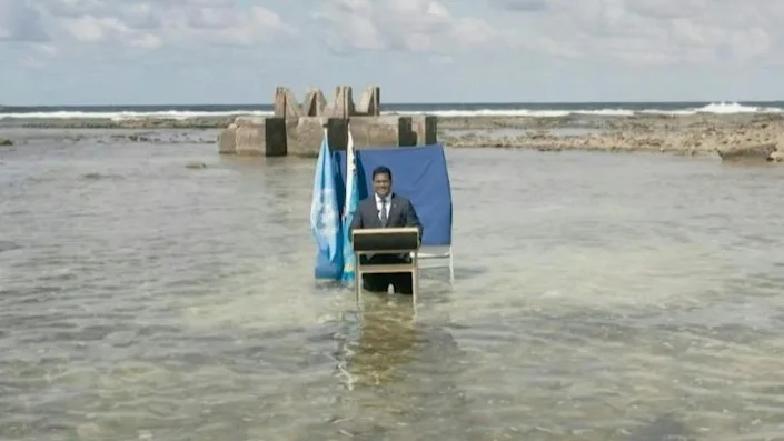 Ministro de Tuvalu filmó discurso para la COP26 de pie en el mar para mostrar el efecto del cambio climático en su país. “Nos estamos hundiendo”