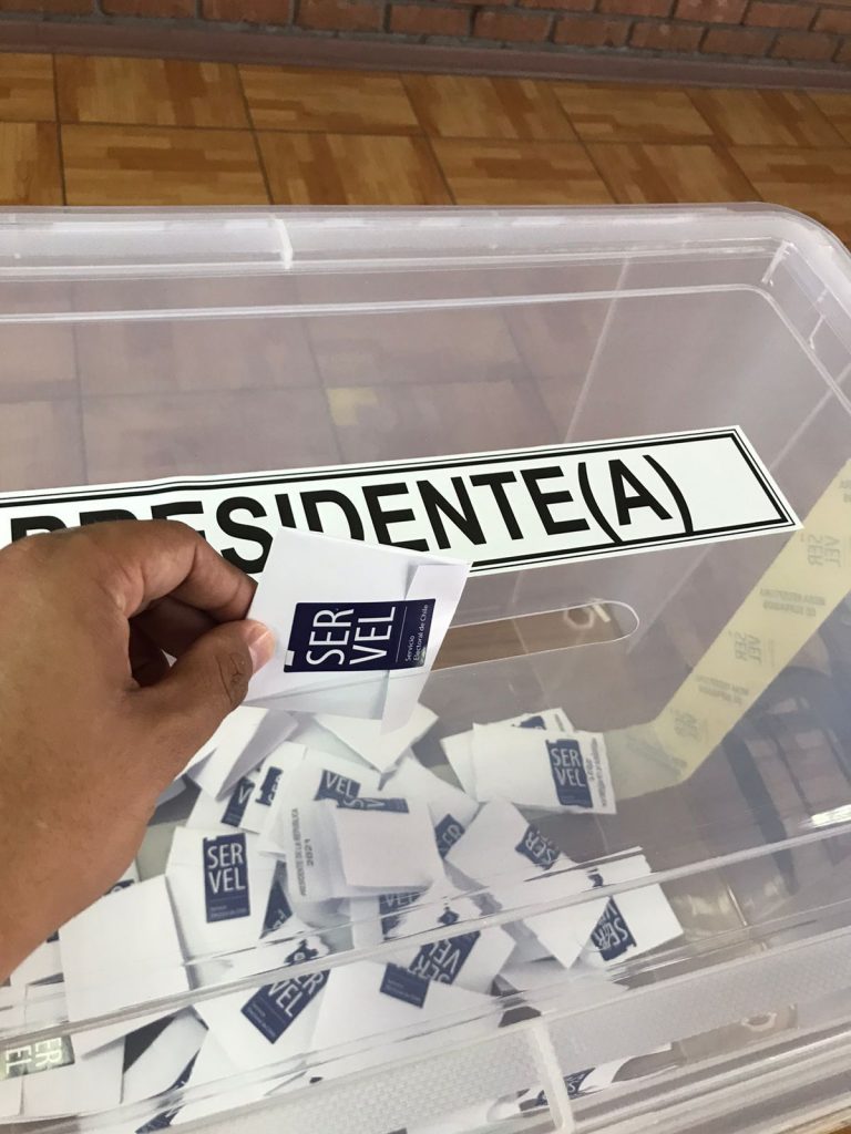 Elecciones 2021: Con el 49,63% de las mesas escrutadas, Kast y Boric consolidan su paso a segunda vuelta
