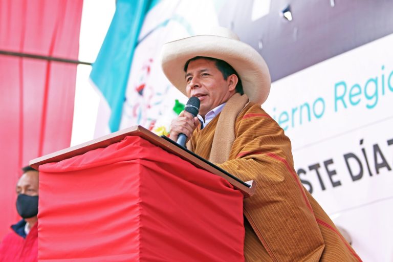 Perú nuevamente en disputa entre el Congreso y Presidencia tras moción de vacancia